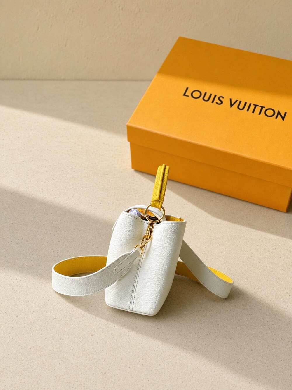 Louis Vuitton White Taurillon Capucines Handbag with Gold Hardware - Picture 5 of 7